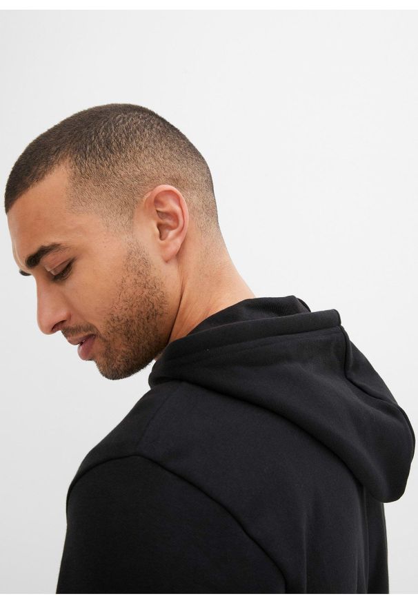 bonprix - Bluza z kapturem zapinana na zamek. Okazja: na co dzień. Typ kołnierza: kaptur. Kolor: czarny. Materiał: dzianina, dresówka. Styl: casual