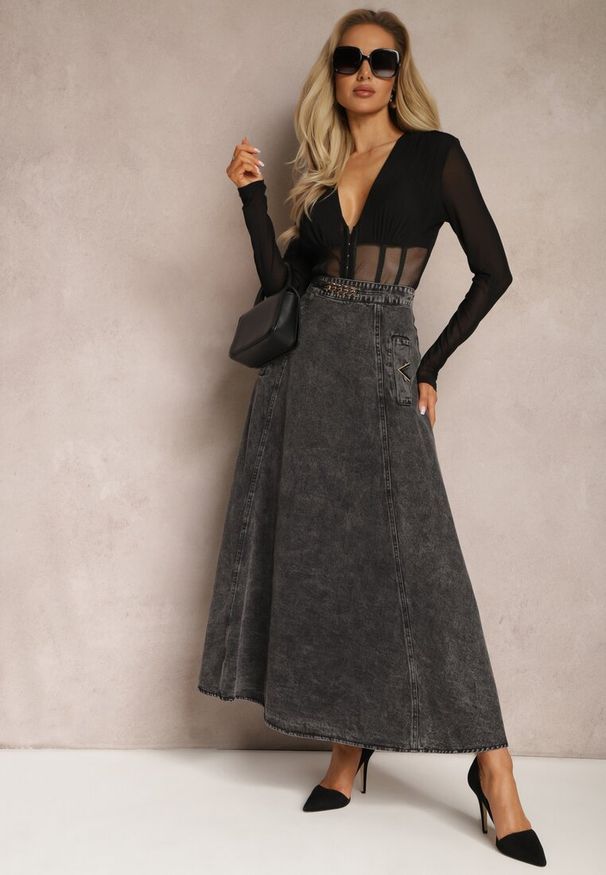 Renee - Czarna Bawełniana Spódnica Maxi Rozkloszowana z Jeansu z Ozdobnym Łańcuszkiem Viralle. Kolor: czarny. Materiał: jeans, bawełna. Sezon: lato. Styl: boho, elegancki