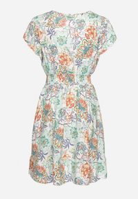 Born2be - Jasnozielona Bawełniana Sukienka w Kwiaty z Kopertowym Dekoltem Rozkloszowana Jenovienna. Okazja: na co dzień. Typ kołnierza: dekolt kopertowy. Kolor: zielony. Materiał: bawełna. Wzór: kwiaty. Typ sukienki: kopertowe. Styl: elegancki, casual #3