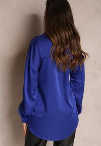 Renee - Granatowa Bluzka Satynowa z Piórkami przy Rękawach Menese. Kolor: niebieski. Materiał: satyna #3