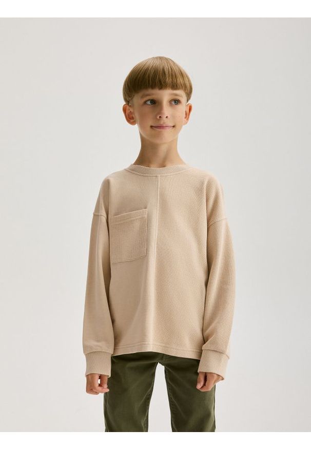 Reserved - Longsleeve z grubszej dzianiny - beżowy. Kolor: beżowy. Materiał: dzianina. Długość rękawa: długi rękaw