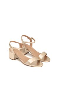 Kazar - Złote sandały na klocku z naturalnej skóry. Okazja: na co dzień. Kolor: złoty. Materiał: skóra. Wzór: gładki. Obcas: na obcasie. Styl: elegancki, casual, klasyczny. Wysokość obcasa: średni #2