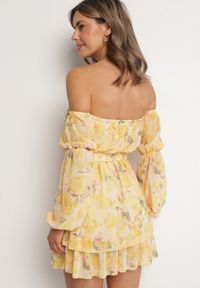 Born2be - Żółta Wiskozowa Sukienka Hiszpanka z Falbanami i Paskiem w Kwiaty Virmoi. Okazja: na co dzień, na spacer. Typ kołnierza: dekolt hiszpanka. Kolor: żółty. Materiał: wiskoza. Wzór: kwiaty. Typ sukienki: proste. Styl: casual #5