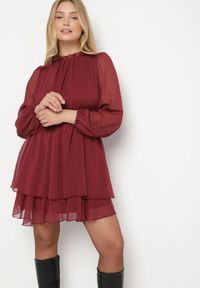 Born2be - Bordowa Rozkloszowana Sukienka Siateczkowa z Bufiastymi Rękawami Isovana. Okazja: na co dzień. Kolor: czerwony. Styl: casual, elegancki