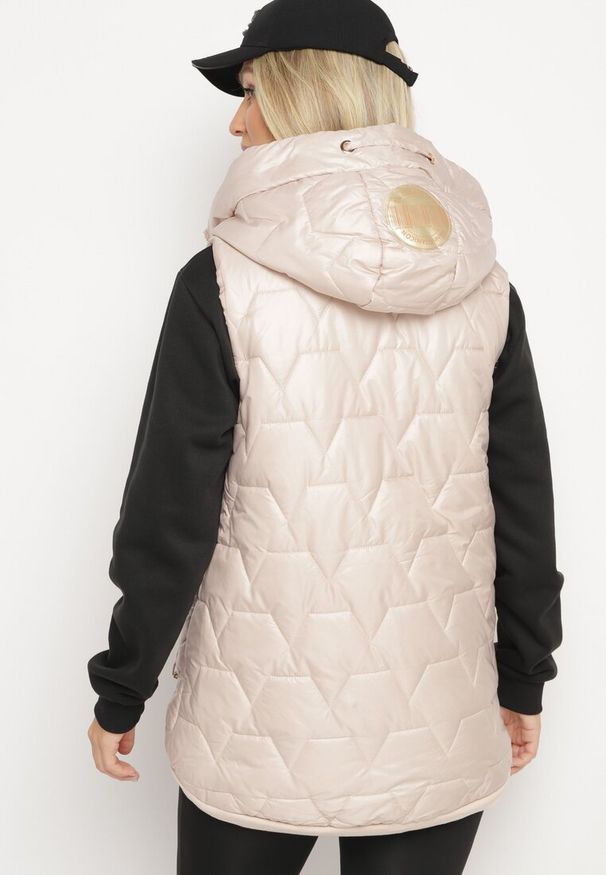 Born2be - Jasnoróżowa Pikowana Kamizelka z Kapturem i Wstawką z Ekoskóry Terienne. Okazja: na co dzień. Typ kołnierza: kaptur. Kolor: różowy. Materiał: jeans. Styl: casual