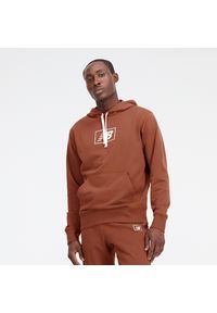 Bluza męska New Balance MT33508ROX – brązowa. Typ kołnierza: kaptur. Kolor: brązowy. Materiał: prążkowany, dresówka, bawełna, materiał, poliester #1