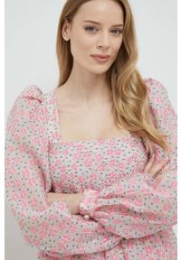 Custommade sukienka Jenny kolor różowy mini rozkloszowana. Typ kołnierza: dekolt w karo. Kolor: różowy. Długość rękawa: długi rękaw. Typ sukienki: rozkloszowane. Długość: mini #5