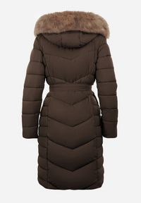 Born2be - Brązowa Kurtka Pikowana z Wiązanym Paskiem Manne. Kolekcja: plus size. Kolor: brązowy. Materiał: materiał, futro. Długość rękawa: długi rękaw. Długość: długie #2