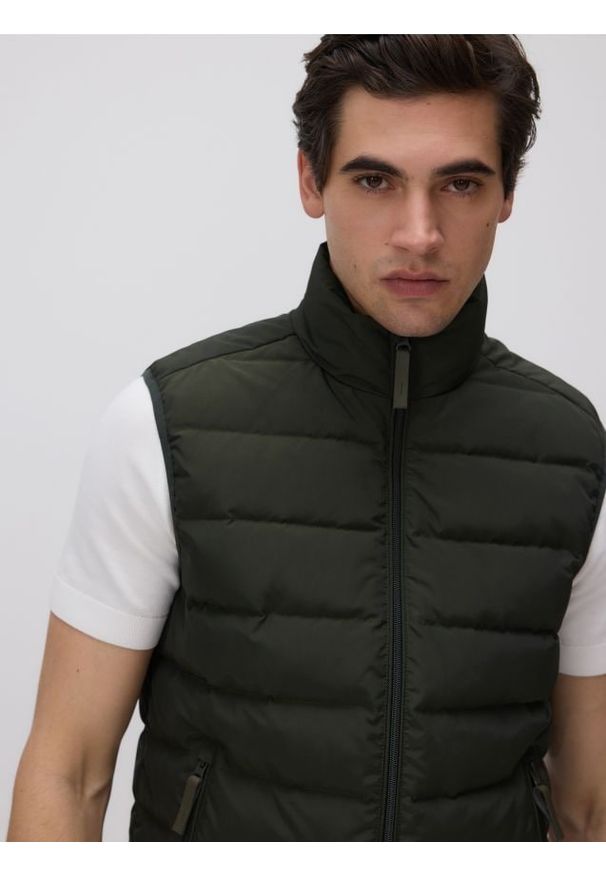 Reserved - Puchowa kamizelka - ciemnozielony. Kolor: zielony. Materiał: puch