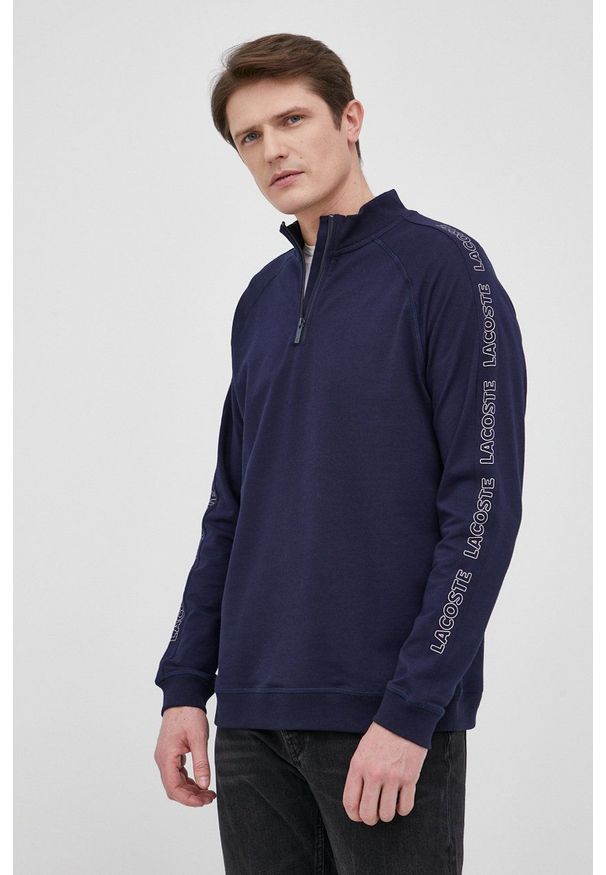 Lacoste Bluza męska kolor granatowy z nadrukiem. Kolor: niebieski. Długość rękawa: raglanowy rękaw. Długość: krótkie. Wzór: nadruk