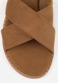Renee - Ciemnobeżowe Sandały VICES z Imitacji Zamszu ze Skrzyżowanymi Paskami Fontalla. Okazja: na co dzień. Zapięcie: pasek. Kolor: beżowy. Materiał: zamsz. Wzór: paski. Sezon: lato. Styl: casual, elegancki #8