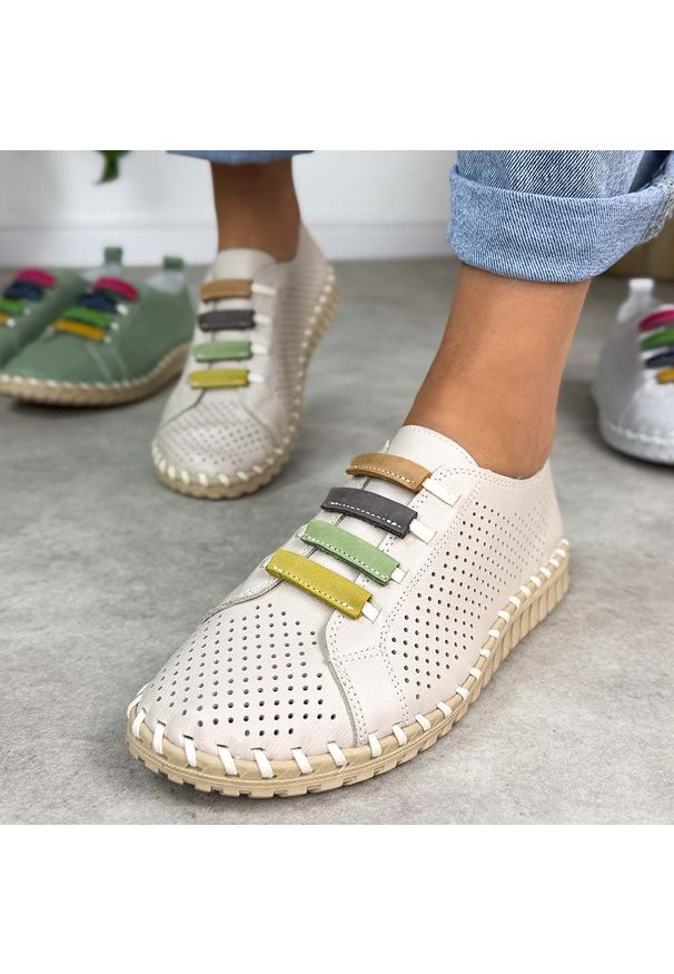 Beżowe skórzane ażurowe półbuty damskie T.Sokolski w26-03. Okazja: na co dzień. Nosek buta: okrągły. Zapięcie: bez zapięcia. Kolor: beżowy. Szerokość cholewki: normalna. Wzór: ażurowy. Materiał: skóra. Sezon: wiosna, lato. Styl: casual, elegancki