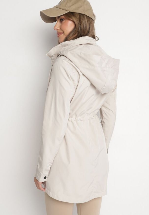 Born2be - Jasnobeżowa Kurtka Parka ze Sznurkiem w Talii i Kapturem Teridi. Okazja: na co dzień. Kolor: beżowy. Materiał: jeans. Długość rękawa: długi rękaw. Długość: długie. Styl: elegancki, casual