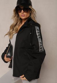 Renee - Czarna Pudełkowa Kurtka z Napisami i Kapturem Nevilene. Okazja: do pracy, na co dzień. Kolor: czarny. Materiał: jeans. Wzór: napisy. Styl: casual