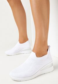Born2be - Białe Buty Sportowe Dorothisa. Nosek buta: okrągły. Zapięcie: bez zapięcia. Kolor: biały. Materiał: materiał. Szerokość cholewki: normalna. Obcas: na koturnie