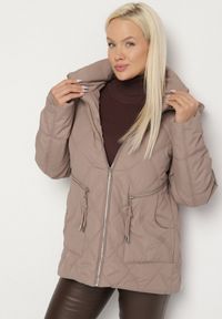 Born2be - Ciemnobeżowa Pikowana Kurtka z Kapturem i Ozdobnymi Suwakami Carnaye. Okazja: na co dzień, na spacer. Typ kołnierza: kaptur. Kolekcja: plus size. Kolor: beżowy. Materiał: jeans. Styl: sportowy, casual, elegancki
