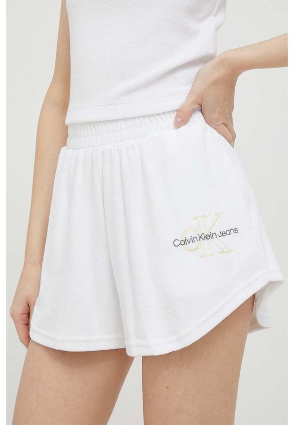 Calvin Klein Jeans szorty damskie kolor biały z nadrukiem high waist. Stan: podwyższony. Kolor: biały. Materiał: dzianina. Wzór: nadruk