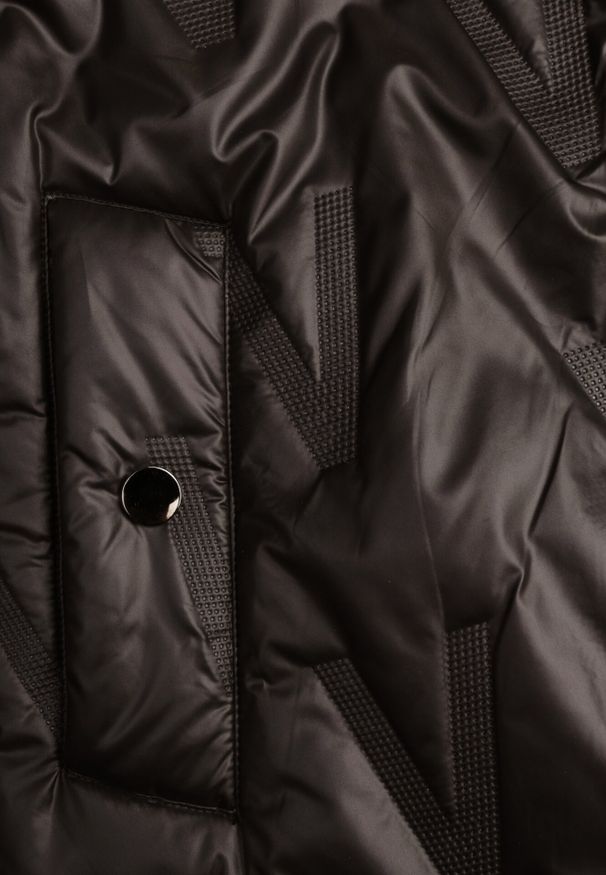 Born2be - Czarna Kurtka z Pikowanymi Przeszyciami Kapturem i Wiązanym Paskiem Erlexie. Okazja: na spacer, na co dzień, na spotkanie biznesowe, do pracy. Kolor: czarny. Materiał: dzianina, jeans. Styl: casual, biznesowy, klasyczny