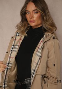 Renee - Ciemnobeżowa Kurtka Parka z Kapturem Podpinanymi Rękawami i Printem w Kratę Hallela. Typ kołnierza: kaptur. Kolor: beżowy. Materiał: jeans. Długość: do kolan. Wzór: nadruk. Sezon: jesień #4
