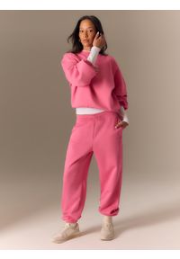 4f - 4F Spodnie dresowe joggery damskie - różowe XS. Stan: podwyższony. Kolor: różowy. Materiał: dresówka #1