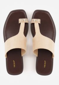 Renee - Ciemnobeżowe Klapki VICES w Typie Japonek z Ozdobą na Dużym Palcu Ettelhe. Okazja: na co dzień. Kolor: beżowy. Materiał: jeans. Wzór: aplikacja. Sezon: lato. Styl: casual #3