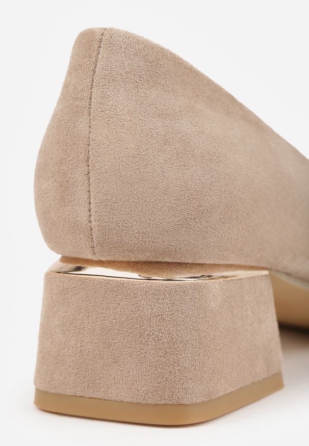 Renee - Ciemnobeżowe Czółenka Vices z Wkładką z Naturalnej Skóry i Metalowymi Akcentami Jorinna. Kolor: beżowy. Materiał: skóra. Obcas: na obcasie. Styl: elegancki, klasyczny. Wysokość obcasa: średni