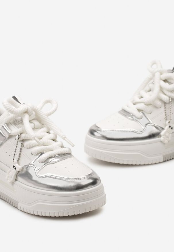 Renee - Biało-Srebrne Sneakersy z Zawieszką Misia i Szerokimi Sznurowadłami Alrikad. Okazja: na co dzień, na spotkanie biznesowe, do pracy. Kolor: biały. Materiał: jeans. Obcas: na obcasie. Wysokość obcasa: niski