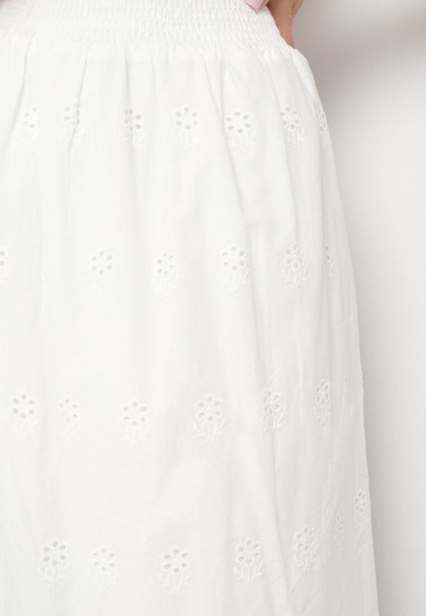 Born2be - Biała Bawełniana Spódnica z Haftowanej Tkaniny z Gumką w Pasie Folenna. Kolor: biały. Materiał: bawełna, tkanina. Wzór: haft. Styl: elegancki