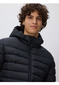 Reserved - Pikowana kurtka z kapturem - czarny. Typ kołnierza: kaptur. Kolor: czarny. Materiał: materiał #1