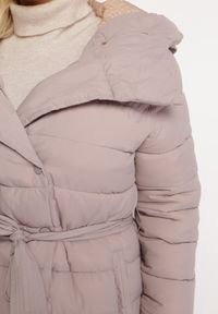 Born2be - Ciemnoróżowa Pikowana Kurtka Płaszcz o Przedłużonym Fasonie z Paskiem i Kapturem Gerit. Kolor: różowy. Materiał: materiał #5