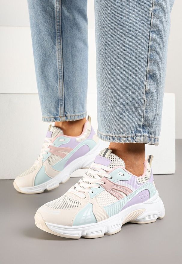 Renee - Biało-Fioletowe Streetwearowe Sneakersy ze Wstawkami z Siateczki Deylisse. Okazja: na co dzień, na spacer. Kolor: biały. Materiał: jeans. Szerokość cholewki: normalna. Sport: turystyka piesza