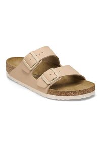 Klapki Birkenstock Arizona Bs 1027723 beżowy. Kolor: beżowy. Materiał: materiał, syntetyk, welur, skóra. Wzór: paski. Styl: retro #9