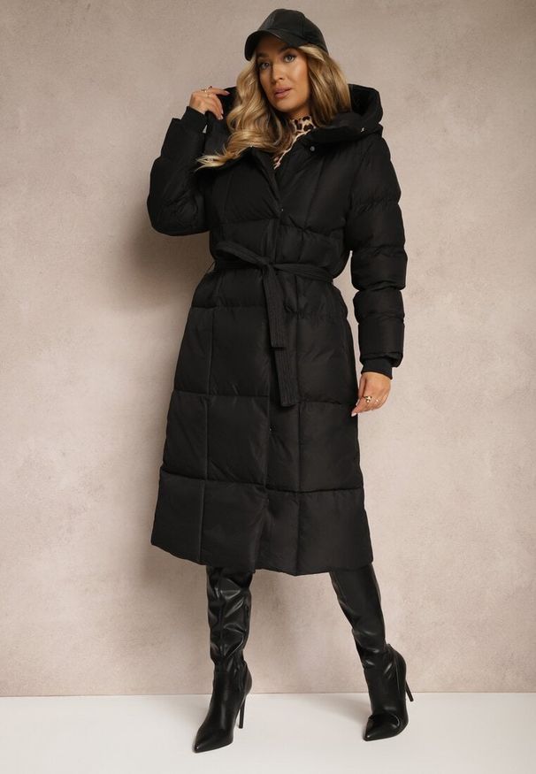 Renee - Czarna Długa Kurtka z Pikowanymi Przeszyciami Kapturem i Wiązanym Paskiem Zalirra. Okazja: na co dzień. Kolor: czarny. Materiał: dzianina, jeans. Długość: długie. Styl: casual, elegancki