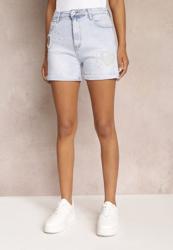 Renee - Jasnoniebieskie Szorty Jeansowe z Cyrkoniami i Perłami Montse. Kolor: niebieski. Materiał: jeans. Długość: krótkie. Wzór: aplikacja