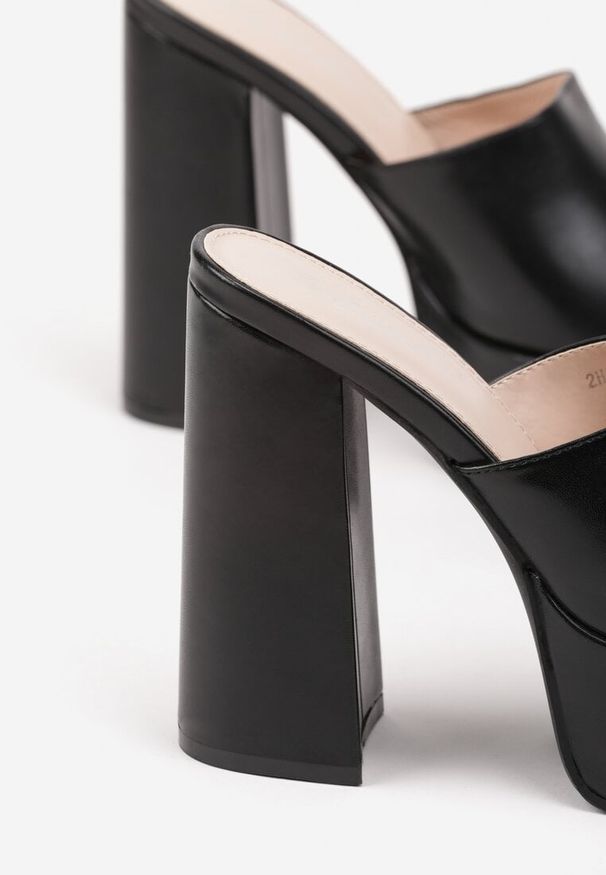 Renee - Czarne Klapki na Słupku i Platformie Ozdobione Kwadratowym Noskiem Silarra. Okazja: na co dzień. Kolor: czarny. Materiał: jeans. Wzór: aplikacja. Obcas: na platformie. Styl: casual. Wysokość obcasa: średni