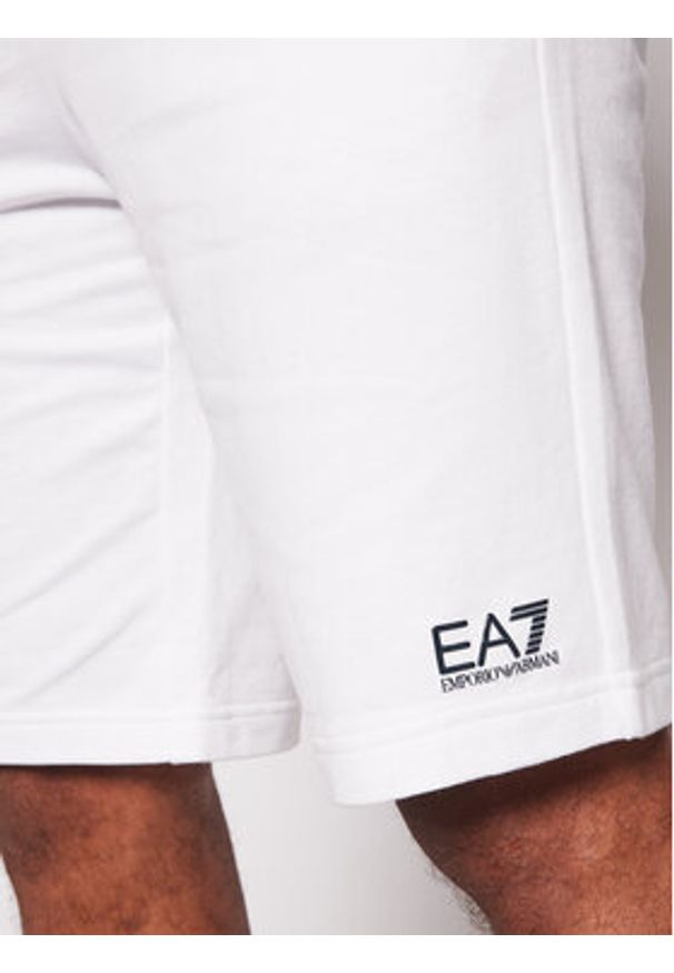 EA7 Emporio Armani Szorty sportowe 8NPS02 PJ05Z 1100 Biały Regular Fit. Kolor: biały. Materiał: bawełna. Styl: sportowy
