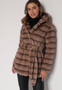 Born2be - Jasnobrązowa Futrzana Kurtka z Nieodpinanym Kapturem i Paskiem Zetova. Okazja: na co dzień. Kolor: brązowy. Materiał: futro. Styl: klasyczny, casual, elegancki #1