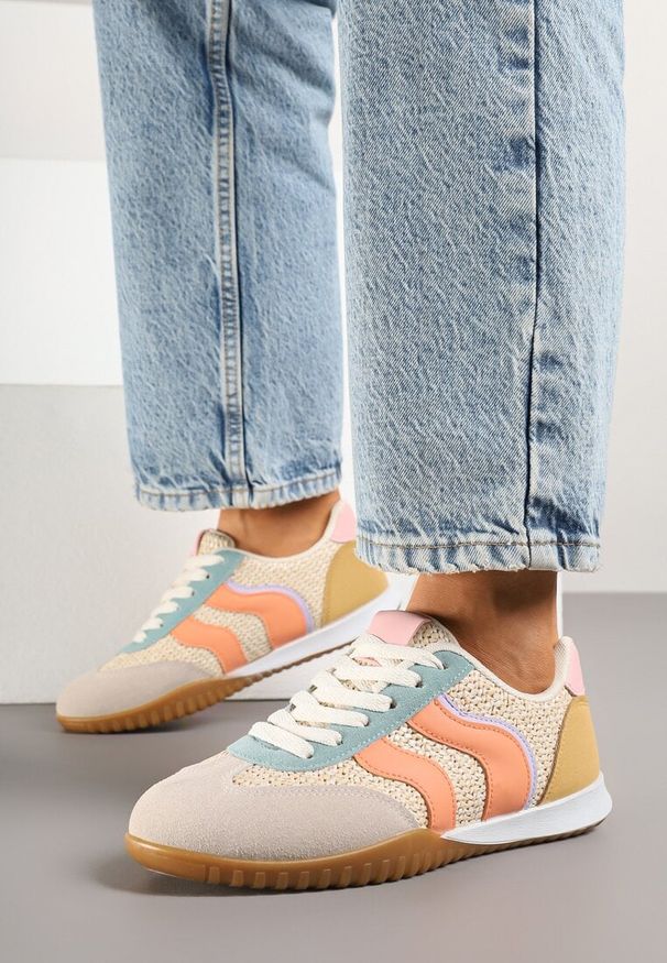 Renee - Beżowo-Pomarańczowe Sneakersy z Geometrycznym Motywem i Plecionką Laniffia. Okazja: na spacer. Kolor: beżowy. Materiał: jeans. Wzór: geometria. Sport: turystyka piesza