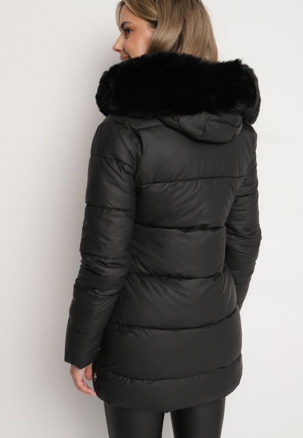 Born2be - Czarna Pikowana Kurtka Zimowa z Szerokim Futrzanym Kołnierzem Elloriel. Okazja: na co dzień. Kolor: czarny. Materiał: futro. Sezon: zima. Styl: elegancki, casual