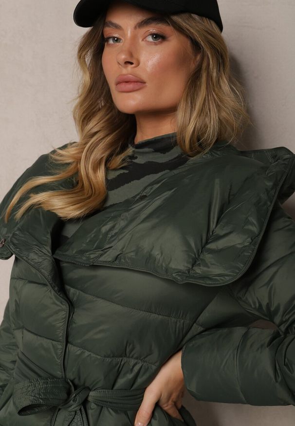 Renee - Zielona Długa Pikowana Kurtka z Kapturem i Dodatkowym Paskiem Hanovia. Okazja: na spacer, na spotkanie biznesowe. Typ kołnierza: kaptur. Kolor: zielony. Materiał: tkanina, jeans. Długość: długie. Sezon: zima. Styl: biznesowy