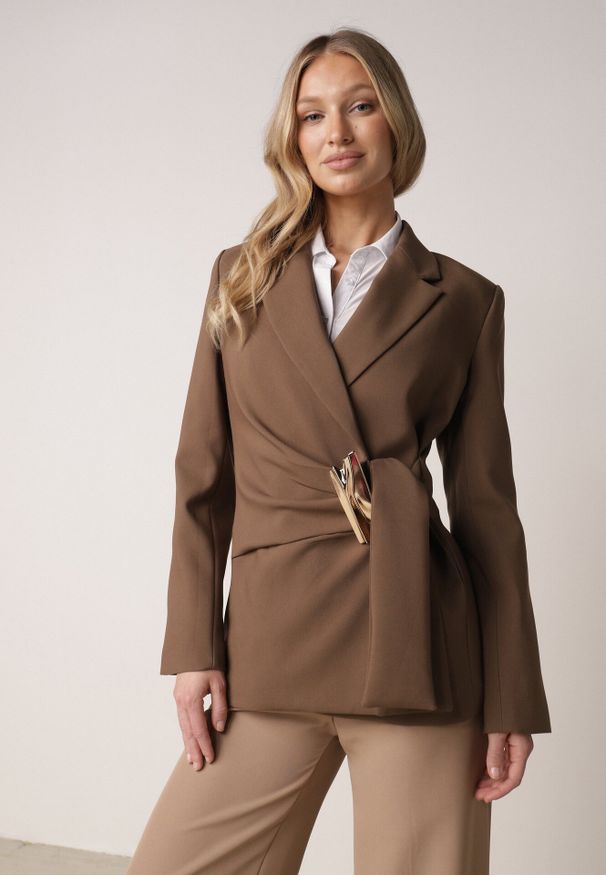 Born2be - Brązowa Taliowana Marynarka z Wiskozą z Marszczeniem i Aplikacją przy Wiązaniu Alyndra. Okazja: na spotkanie biznesowe, do pracy. Kolor: brązowy. Materiał: wiskoza. Wzór: aplikacja. Styl: biznesowy, elegancki, wizytowy