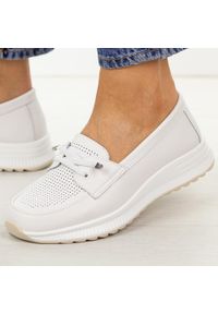 Białe ażurowe skórzane półbuty damskie Filippo Dp7651/26. Okazja: na co dzień, na spacer. Nosek buta: okrągły. Zapięcie: bez zapięcia. Kolor: biały. Szerokość cholewki: normalna. Wzór: ażurowy. Materiał: skóra. Sezon: wiosna, lato, jesień. Styl: elegancki, casual, klasyczny, sportowy #1