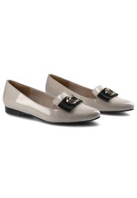 Beżowe Czółenka Karino Damskie Eleganckie Półbuty. Okazja: na co dzień, do pracy, na spotkanie biznesowe. Kolor: beżowy. Materiał: lakier, skóra. Wzór: aplikacja. Obcas: na obcasie. Styl: elegancki. Wysokość obcasa: niski #4