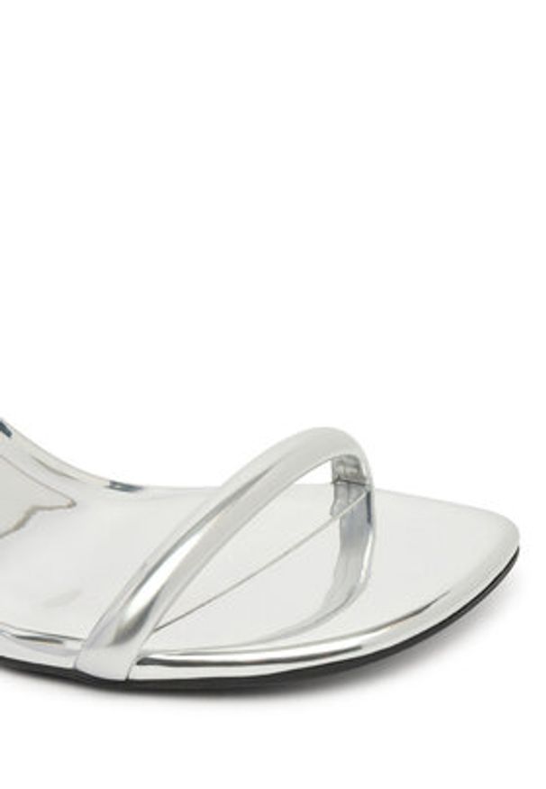 Calvin Klein Sandały Sculpt Kitt Heel Strappy Lth Met HW0HW02709 Srebrny. Kolor: srebrny. Materiał: skóra