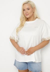 Born2be - Biała Bawełniana Bluzka Ozdobiona Haftami Lizandra. Okazja: na co dzień. Kolor: biały. Materiał: bawełna. Długość rękawa: krótki rękaw. Długość: krótkie. Wzór: aplikacja, haft. Styl: klasyczny, elegancki, casual #6