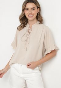 Born2be - Beżowa Bluzka Ozdobiona Wiązaniem i Falbanami Fademina. Okazja: na co dzień. Kolor: beżowy. Materiał: jeans. Wzór: aplikacja. Styl: klasyczny, casual #4