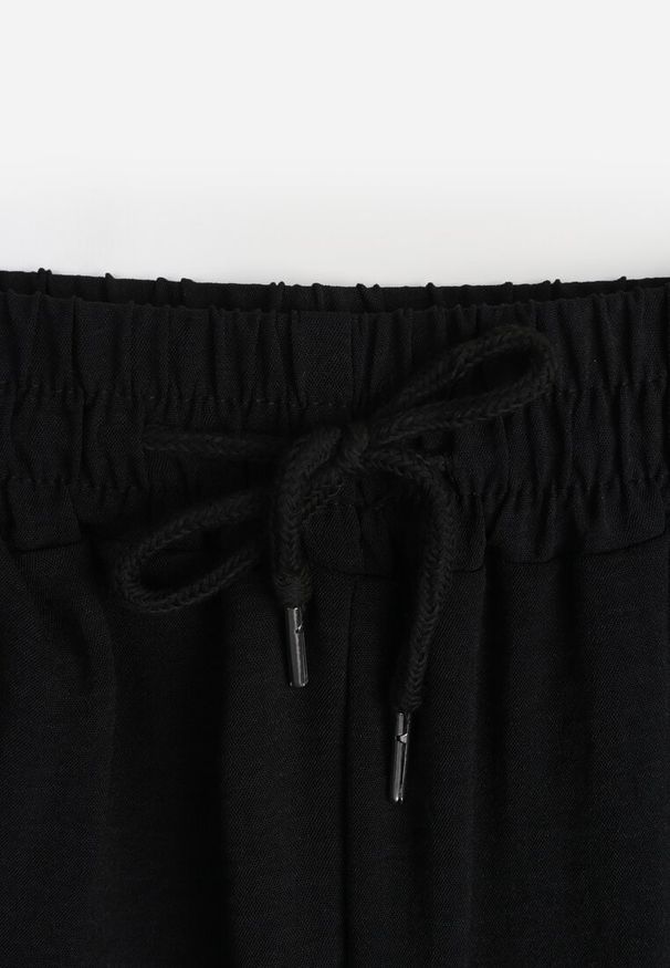 Renee - Czarne Spodnie High Waist ze Sznurkiem w Talii i Prostą Nogawką Raveann. Okazja: na co dzień, na spacer. Stan: podwyższony. Kolor: czarny. Wzór: aplikacja. Styl: casual