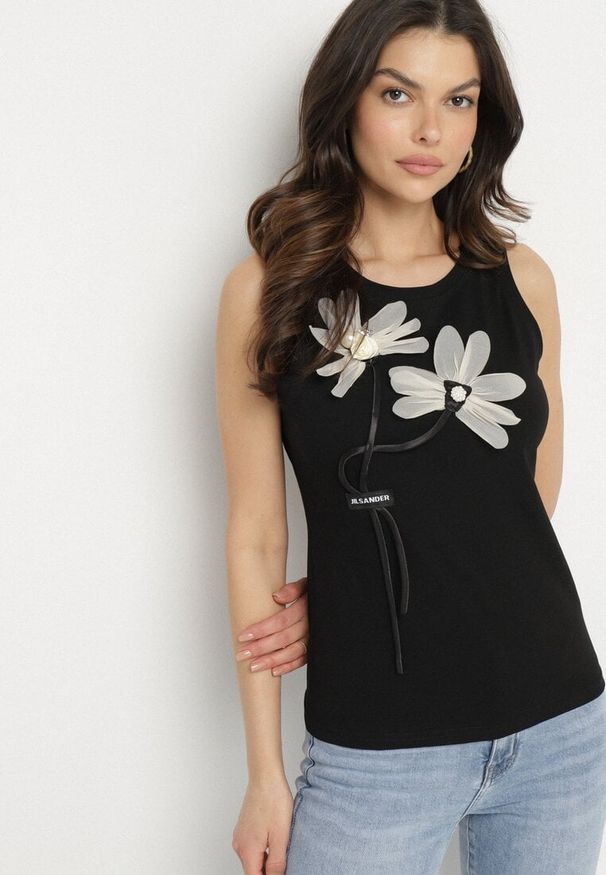 Born2be - Czarny Bawełniany Top z Kwiatami 3D Cyrkoniami i Perełkami Sanaviella. Okazja: na co dzień. Kolor: czarny. Materiał: bawełna. Wzór: kwiaty. Styl: casual