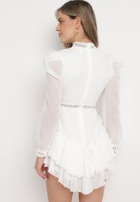 Born2be - Biała Rozkloszowana Sukienka Kombinezon Mini z Falbankami Gilha. Typ kołnierza: kołnierz z falbankami. Kolor: biały. Materiał: koronka. Wzór: aplikacja. Długość: mini #5