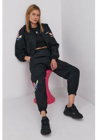 adidas Originals Spodnie damskie kolor czarny z aplikacją. Kolor: czarny. Wzór: aplikacja